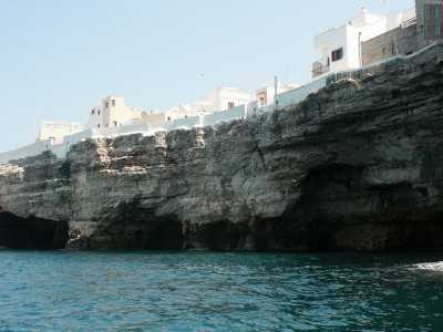 Usciamo e ci affianchiamo a un tratto di costa definito dalla presenza di quattro grotte che si susseguono una accanto all�altra... 